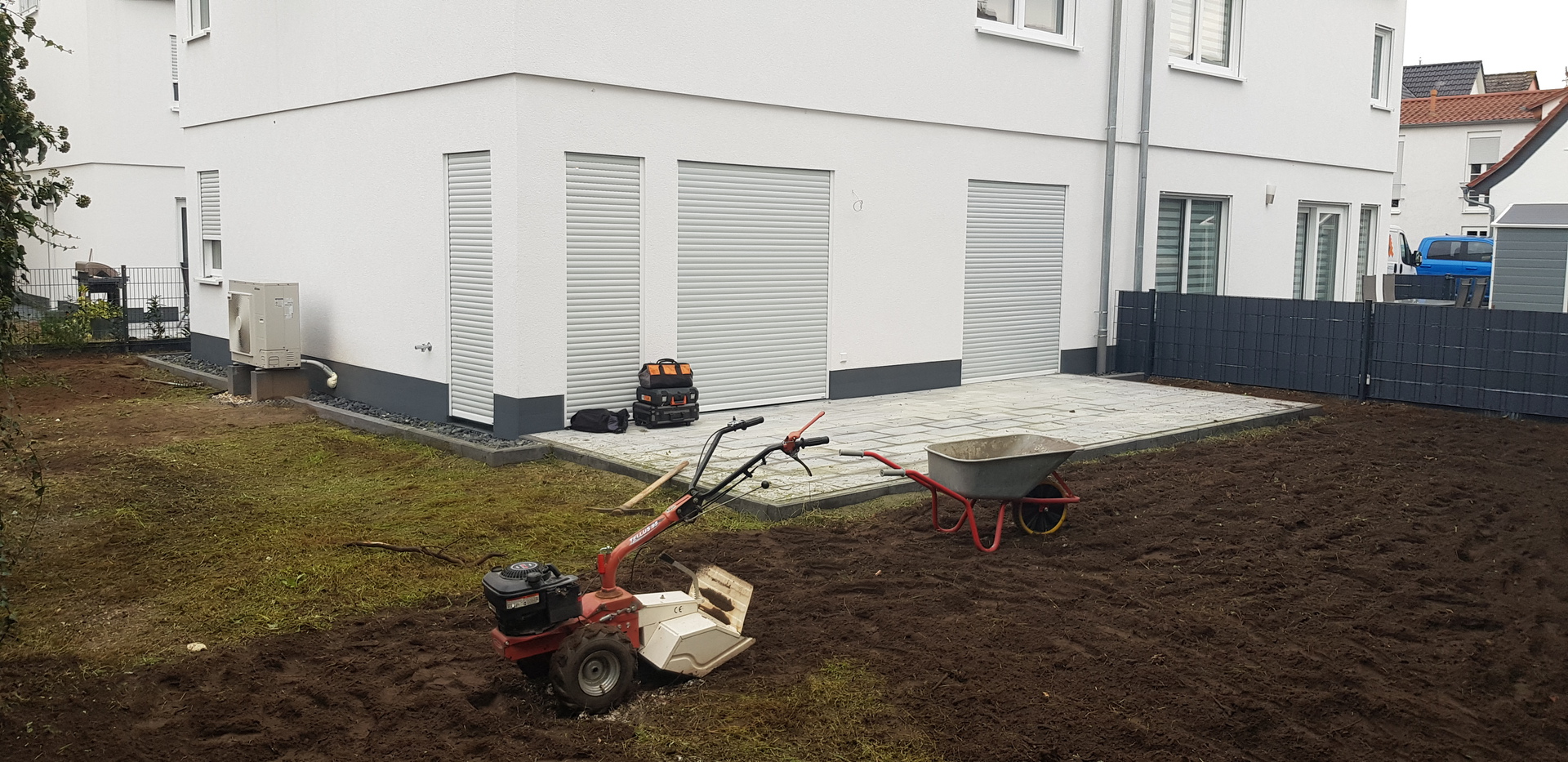 Erd- und Terrassenarbeiten an einem Neubau mit Natursteinplatten