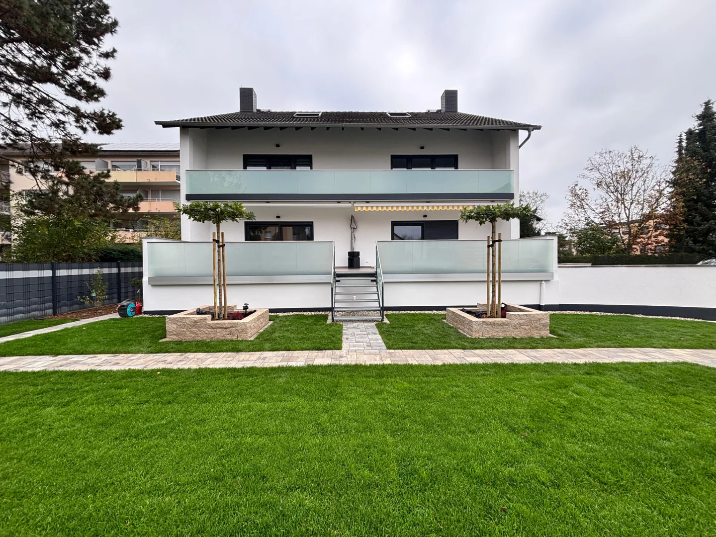 Neu angelegter Garten mit Rollrasen und Pflastersteinen von Sertolli Galabau
